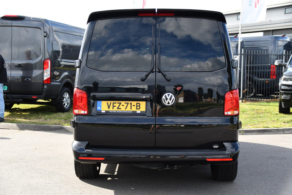 Volkswagen Transporter 2.0 TDI L2H1 30 DC Bulli Black Edition Adaptieve Cruise, Virtual, Camera, Carplay, Stoelverwarming, LED, 2 x Schuifdeur, Automaat, Trekhaak, Sensoren, Uniek!