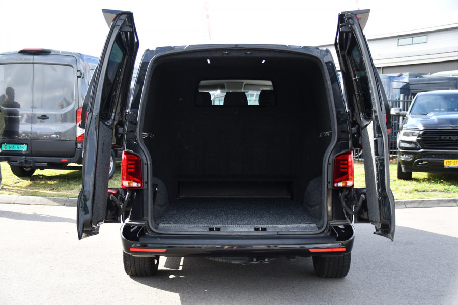 Volkswagen Transporter 2.0 TDI L2H1 30 DC Bulli Black Edition Adaptieve Cruise, Virtual, Camera, Carplay, Stoelverwarming, LED, 2 x Schuifdeur, Automaat, Trekhaak, Sensoren, Uniek!