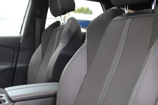 Peugeot 3008 1.6 HYbrid 225 GT 96% SOH | Panoramadak | Led | Navigatie | Winterpack