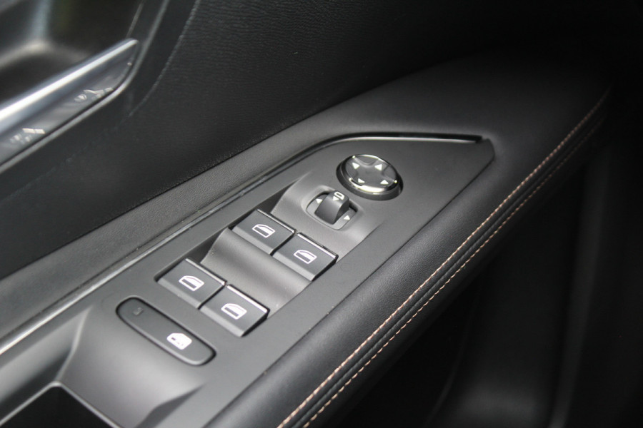 Peugeot 3008 1.6 HYbrid 225 GT 96% SOH | Panoramadak | Led | Navigatie | Winterpack