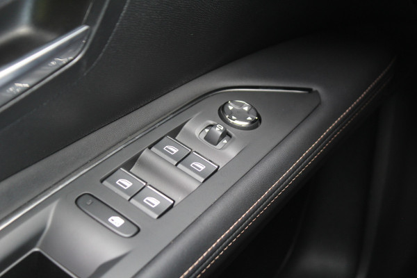 Peugeot 3008 1.6 HYbrid 225 GT 96% SOH | Panoramadak | Led | Navigatie | Winterpack