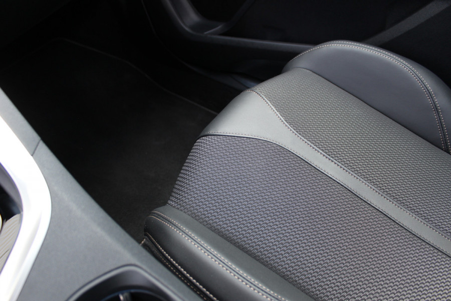Peugeot 3008 1.6 HYbrid 225 GT 96% SOH | Panoramadak | Led | Navigatie | Winterpack