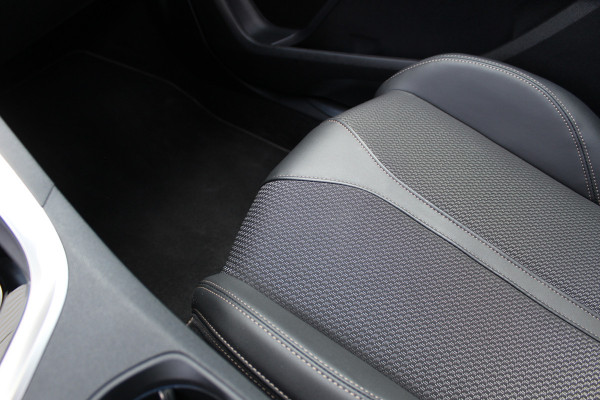 Peugeot 3008 1.6 HYbrid 225 GT 96% SOH | Panoramadak | Led | Navigatie | Winterpack