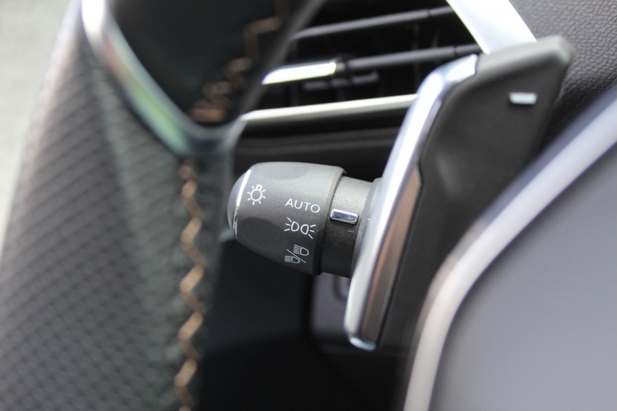 Peugeot 3008 1.6 HYbrid 225 GT 96% SOH | Panoramadak | Led | Navigatie | Winterpack