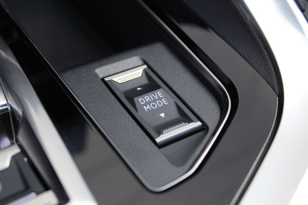 Peugeot 3008 1.6 HYbrid 225 GT 96% SOH | Panoramadak | Led | Navigatie | Winterpack