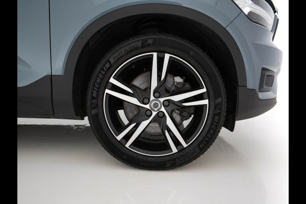 Volvo XC40 1.5 T4 Recharge R-Design Expression {SoH-83%} (Plug-in) (INCL-BTW)  Aut. *PANO | DIGI-COCKPIT | HARMAN/KARDON | BLINDSPOT | KEYLESS | DAB | SPORTSEATS | FULL-LED | NAVI-FULLMAP | CAMERA | ECC | TOWBAR | 18'' ALU*