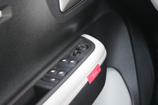 Citroën C3 1.2 100PK MAX | AFNEEMBARE TREKHAAK | POLAR WHITE DAK | MONTE CARLO BLUE | ACHTERUITRIJ CAMERA | 17" LICHTMETALEN VELGEN "ATACAMITE" | NAVIGATIE | DRAADLOZE APPLE CARPLAY/ANDROID AUTO | DRAADLOZE TELEFOONLADER | GETINTE ACHTERRUITEN | LED KOPLAMPEN | CLIMATE CONTROL | DAKRAILS "GLOSSY BLACK" | CRUISE CONTROL |