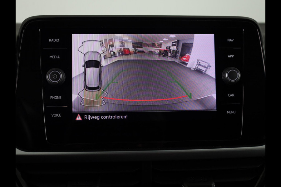 Volkswagen T-Roc 1.5 TSI Life 150 pk Automaat (DSG) | Navigatie | Parkeersensoren (Park assist) | Achteruitrijcamera | Adaptieve cruise control | Autom. airco |