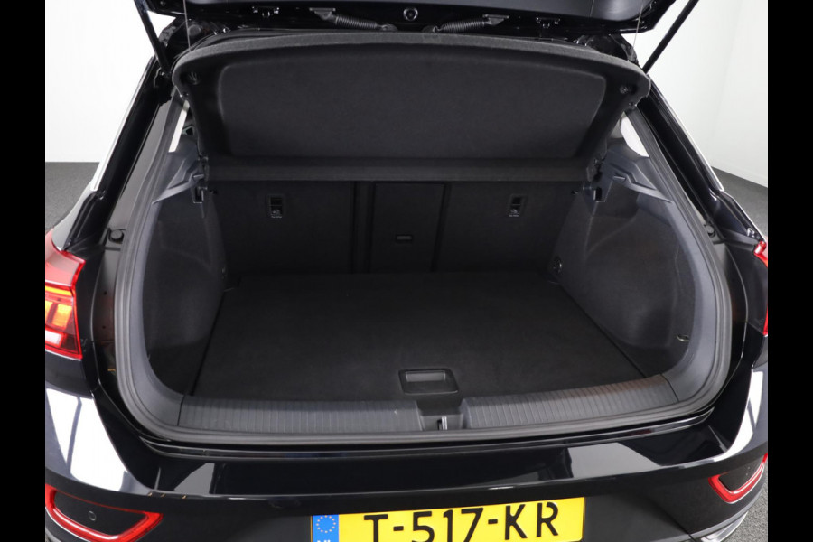 Volkswagen T-Roc 1.5 TSI Life 150 pk Automaat (DSG) | Navigatie | Parkeersensoren (Park assist) | Achteruitrijcamera | Adaptieve cruise control | Autom. airco |