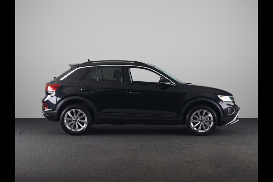Volkswagen T-Roc 1.5 TSI Life 150 pk Automaat (DSG) | Navigatie | Parkeersensoren (Park assist) | Achteruitrijcamera | Adaptieve cruise control | Autom. airco |