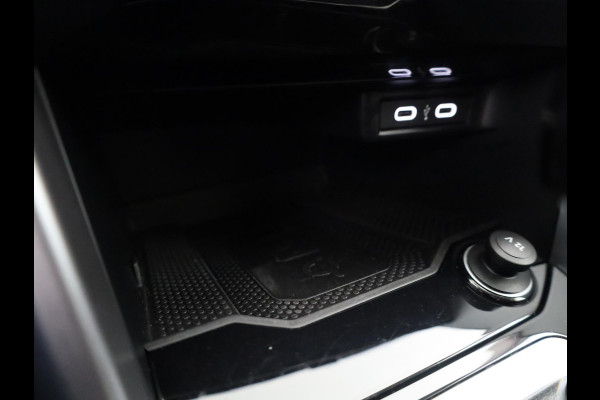 Volkswagen T-Roc 1.5 TSI Life 150 pk Automaat (DSG) | Navigatie | Parkeersensoren (Park assist) | Achteruitrijcamera | Adaptieve cruise control | Autom. airco |