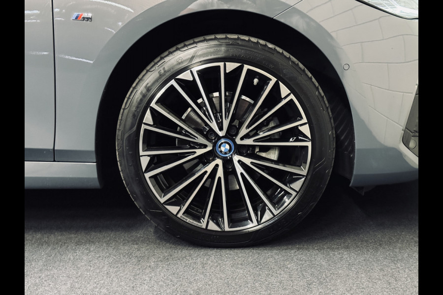 BMW 2 Serie Active Tourer 225e xDrive M-Sport | 19" | Panorama | Trekhaak | HK