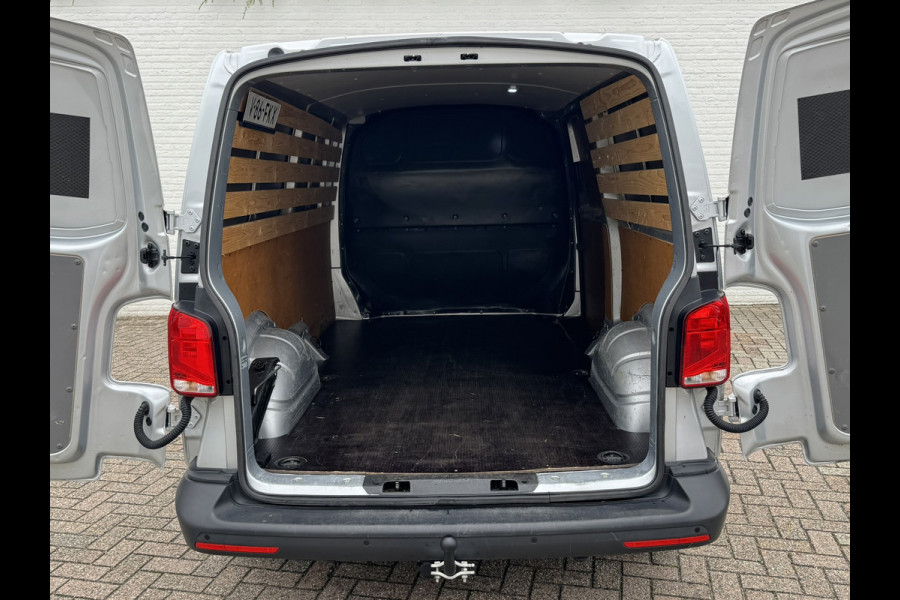 Volkswagen Transporter 2.0 TDI L2H1 28 Highline Trekhaak 3 Zits Pdc v+a Navigatie Cruise Lat om Lat