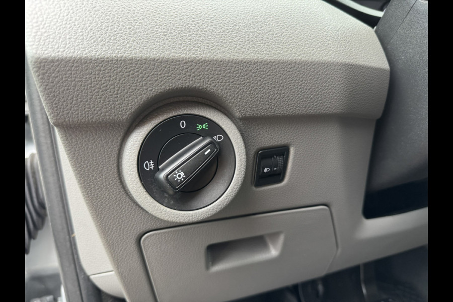 Volkswagen Transporter 2.0 TDI L2H1 28 Highline Trekhaak 3 Zits Pdc v+a Navigatie Cruise Lat om Lat