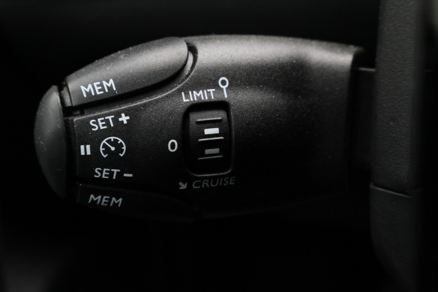 Peugeot 2008 1.2 PureTech 100 Allure Virtual Cockpit, LED, Apple Carplay, Lane Assist, PDC