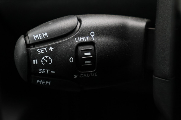 Peugeot 2008 1.2 PureTech 100 Allure Virtual Cockpit, LED, Apple Carplay, Lane Assist, PDC