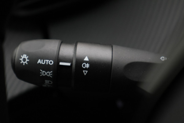 Peugeot 2008 1.2 PureTech 100 Allure Virtual Cockpit, LED, Apple Carplay, Lane Assist, PDC