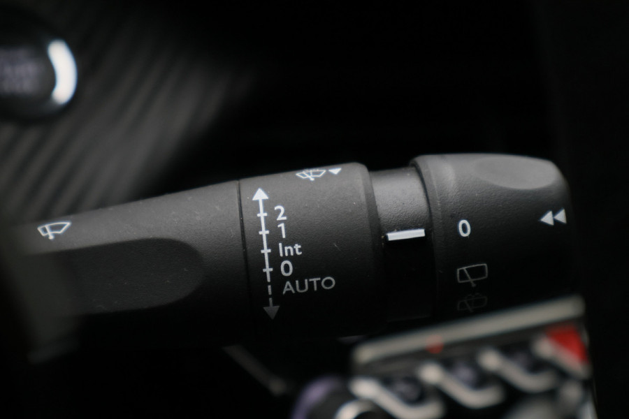 Peugeot 2008 1.2 PureTech 100 Allure Virtual Cockpit, LED, Apple Carplay, Lane Assist, PDC