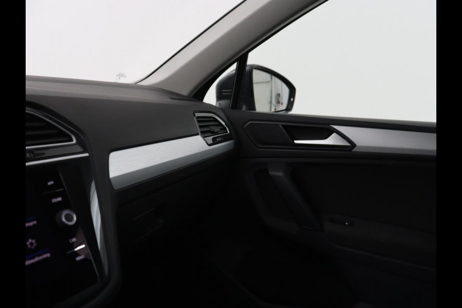 Volkswagen Tiguan 2.0 TSI 4Motion Highline Business R | Adaptive cruise | Carplay | Stuur/stoel verwarming | 3 zone klimaat | Climate control | Bluetooth | Navigatie  | Elektrische achterklep