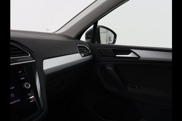 Volkswagen Tiguan 2.0 TSI 4Motion Highline Business R | Adaptive cruise | Carplay | Stuur/stoel verwarming | 3 zone klimaat | Climate control | Bluetooth | Navigatie  | Elektrische achterklep