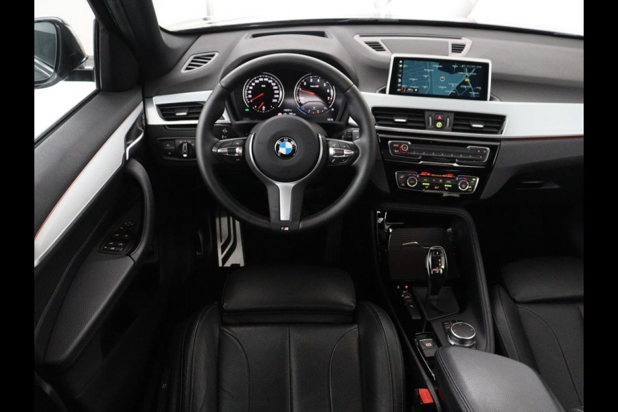BMW X1 sDrive18i High Executive | Panoramadak | Leder | Stoelverwarming | Cruise control | Head-up | Navigatie | Bluetooth | Interieurverlichting | Elektrische achterklep | Trekhaak