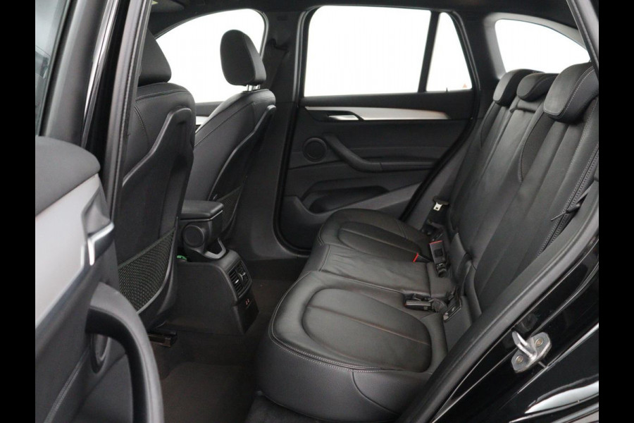 BMW X1 sDrive18i High Executive | Panoramadak | Leder | Stoelverwarming | Cruise control | Head-up | Navigatie | Bluetooth | Interieurverlichting | Elektrische achterklep | Trekhaak