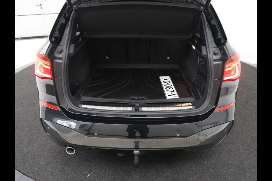 BMW X1 sDrive18i High Executive | Panoramadak | Leder | Stoelverwarming | Cruise control | Head-up | Navigatie | Bluetooth | Interieurverlichting | Elektrische achterklep | Trekhaak