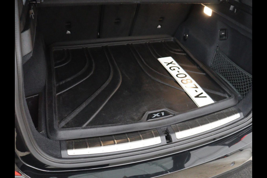 BMW X1 sDrive18i High Executive | Panoramadak | Leder | Stoelverwarming | Cruise control | Head-up | Navigatie | Bluetooth | Interieurverlichting | Elektrische achterklep | Trekhaak