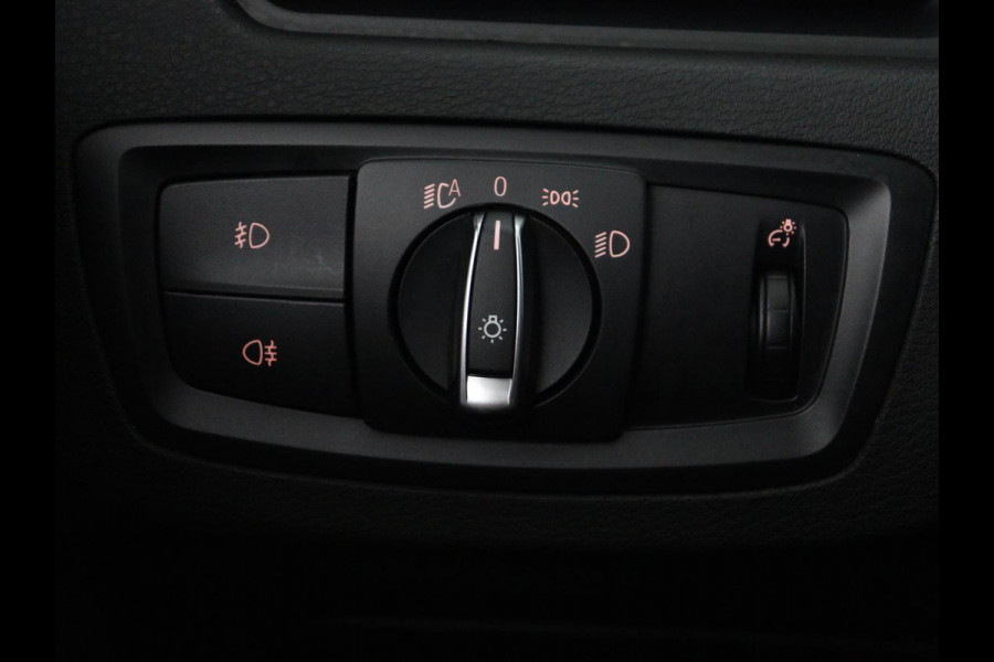 BMW X1 sDrive18i High Executive | Panoramadak | Leder | Stoelverwarming | Cruise control | Head-up | Navigatie | Bluetooth | Interieurverlichting | Elektrische achterklep | Trekhaak
