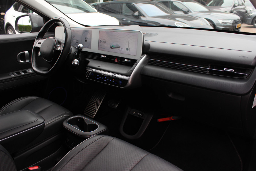 Hyundai IONIQ 5 Connect+ 73kWh / SoH 94,8% / Trekhaak / Camera / Head-up / Leder / CarPlay / V2L / 19'' / Warmtepomp / Stoelverwarming / Dodehoek / DAB / ACC