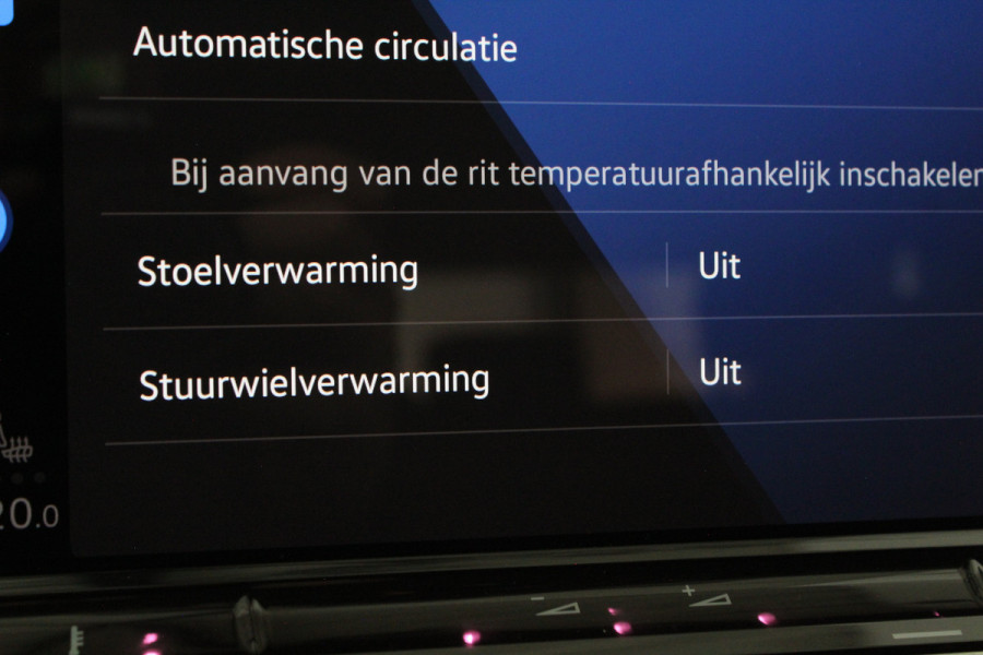 Volkswagen Golf 1.5 eTSI Life > Camera/ACC/Stoelverwarming/Sfeerverlichting....