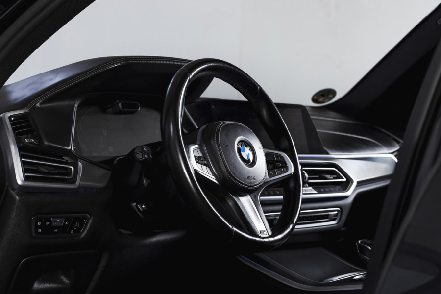 BMW X5 xDrive45e High Executive | S/K-Panodak | Dig. Cockpit | Adapt. Cruise | Stoel-+ Achterbankverw. | PDC | 360 Camera | NAV + App. Connect | ECC | Elek. Klep | Elek. Trekhaak | LM 20" |