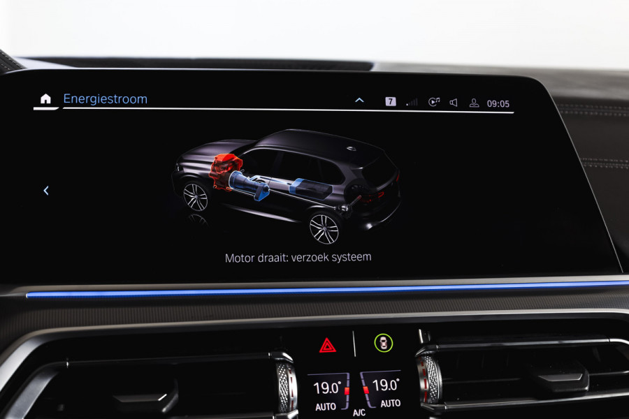 BMW X5 xDrive45e High Executive | S/K-Panodak | Dig. Cockpit | Adapt. Cruise | Stoel-+ Achterbankverw. | PDC | 360 Camera | NAV + App. Connect | ECC | Elek. Klep | Elek. Trekhaak | LM 20" |
