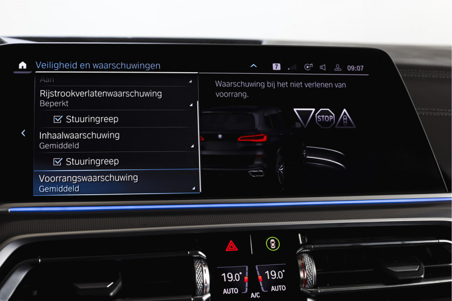 BMW X5 xDrive45e High Executive | S/K-Panodak | Dig. Cockpit | Adapt. Cruise | Stoel-+ Achterbankverw. | PDC | 360 Camera | NAV + App. Connect | ECC | Elek. Klep | Elek. Trekhaak | LM 20" |