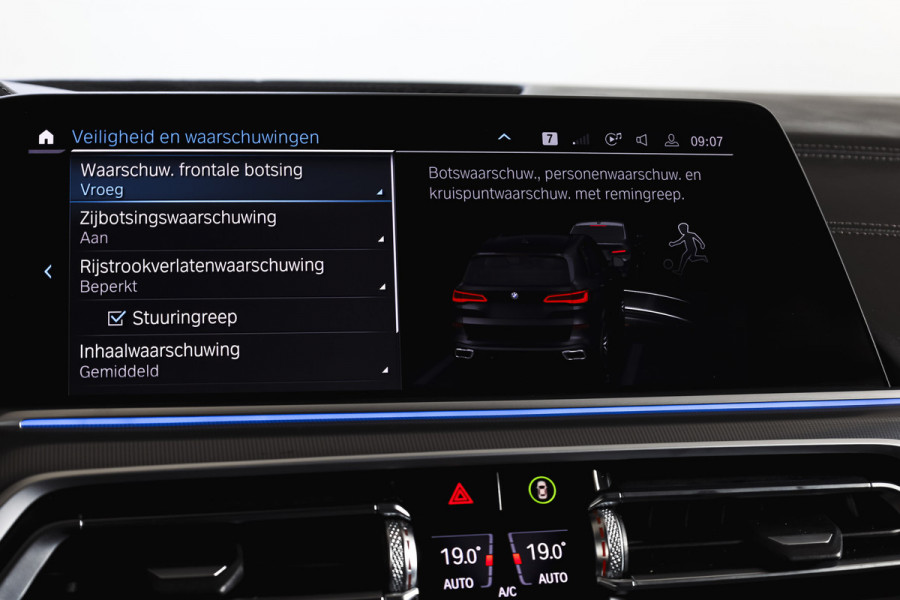BMW X5 xDrive45e High Executive | S/K-Panodak | Dig. Cockpit | Adapt. Cruise | Stoel-+ Achterbankverw. | PDC | 360 Camera | NAV + App. Connect | ECC | Elek. Klep | Elek. Trekhaak | LM 20" |