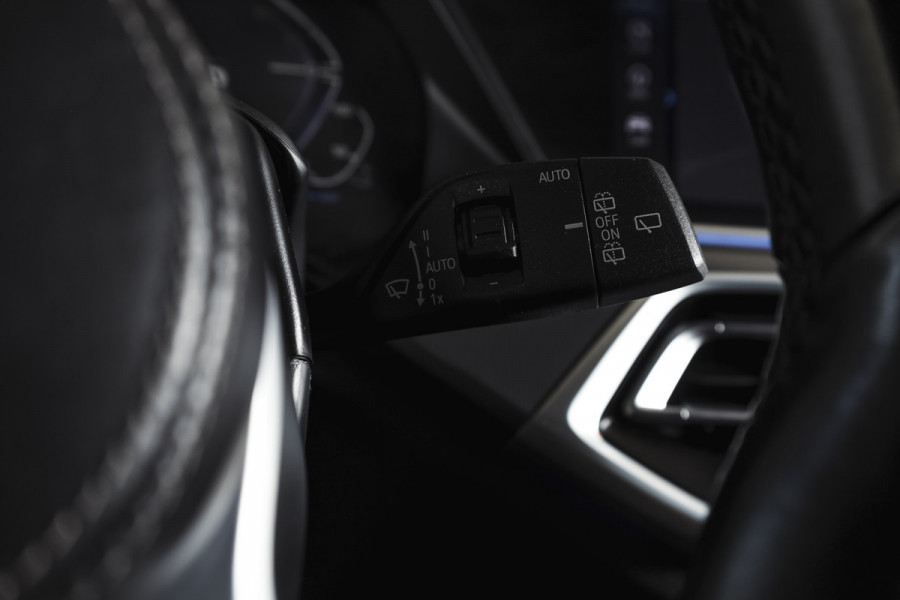 BMW X5 xDrive45e High Executive | S/K-Panodak | Dig. Cockpit | Adapt. Cruise | Stoel-+ Achterbankverw. | PDC | 360 Camera | NAV + App. Connect | ECC | Elek. Klep | Elek. Trekhaak | LM 20" |