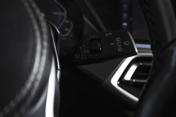 BMW X5 xDrive45e High Executive | S/K-Panodak | Dig. Cockpit | Adapt. Cruise | Stoel-+ Achterbankverw. | PDC | 360 Camera | NAV + App. Connect | ECC | Elek. Klep | Elek. Trekhaak | LM 20" |