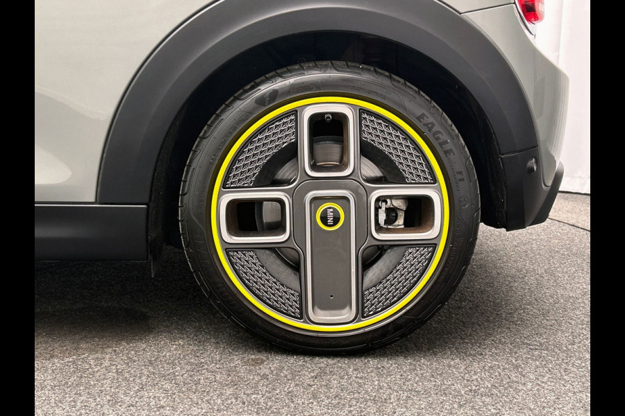 MINI Electric MINI Electric Collection 33 kWh | SOH 96% | Dealer Onderhouden | Panoramadak | Camera | Carplay | Stoelverwarming |