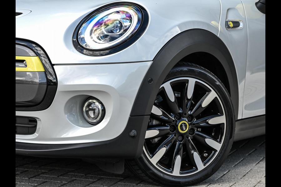 MINI Electric Yours 33 kWh | NL-Auto | Dealeronderhouden | SOH 95.1% | Panoramadak | Harman/Kardon | HUD | Camera | Stoelverwarming | Keyless Entry |