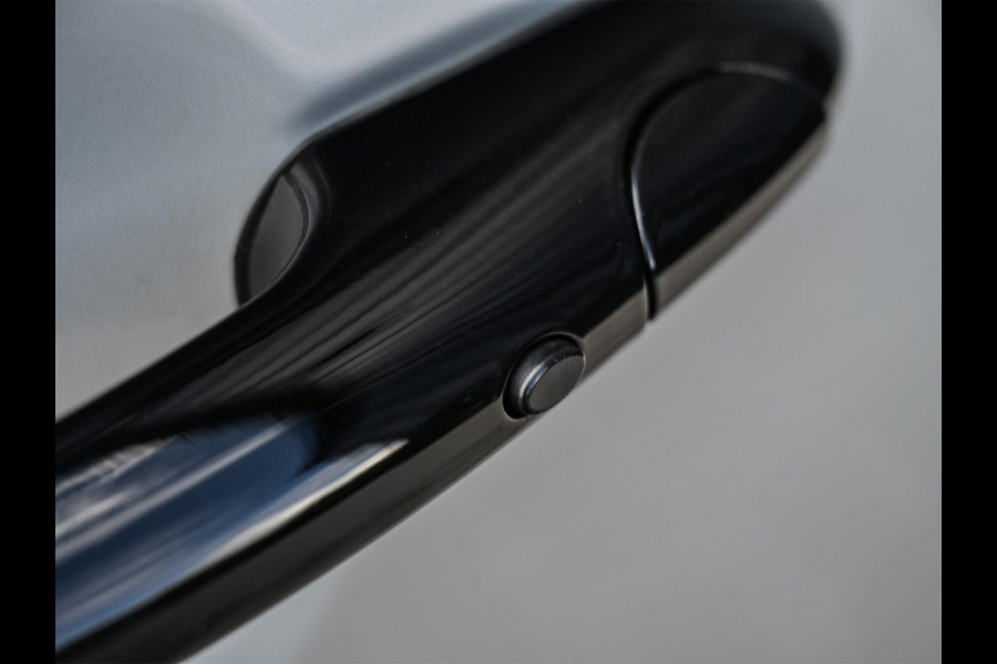 MINI Electric Yours 33 kWh | NL-Auto | Dealeronderhouden | SOH 95.1% | Panoramadak | Harman/Kardon | HUD | Camera | Stoelverwarming | Keyless Entry |