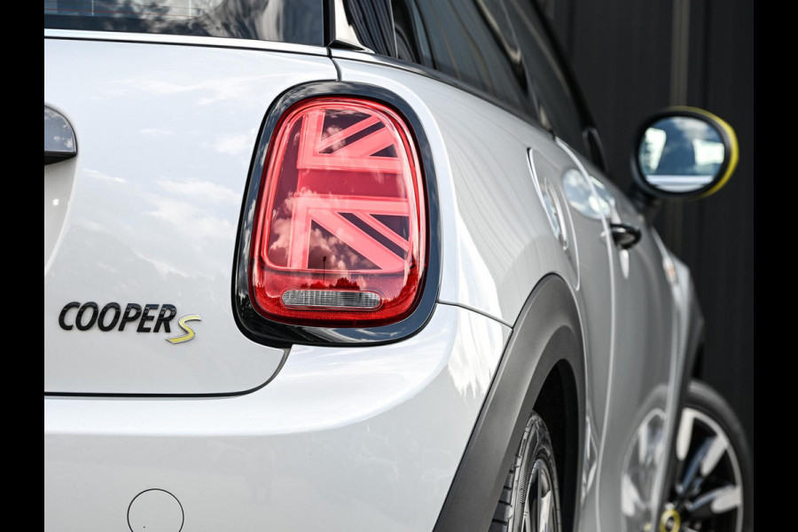 MINI Electric Yours 33 kWh | NL-Auto | Dealeronderhouden | SOH 95.1% | Panoramadak | Harman/Kardon | HUD | Camera | Stoelverwarming | Keyless Entry |