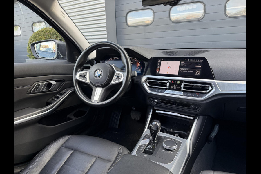 BMW 3-serie 320i xDrive High Executive Edition | Navigatie | Head-Up Display | DAB | Privacy Glass | Lederen Bekleding |