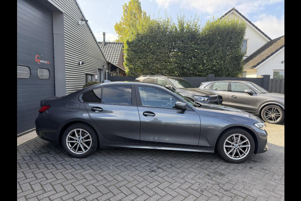 BMW 3-serie 320i xDrive High Executive Edition | Navigatie | Head-Up Display | DAB | Privacy Glass | Lederen Bekleding |