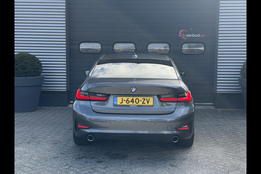 BMW 3-serie 320i xDrive High Executive Edition | Navigatie | Head-Up Display | DAB | Privacy Glass | Lederen Bekleding |