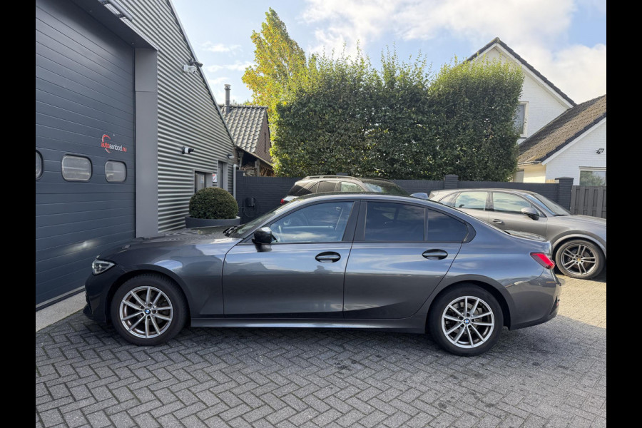 BMW 3-serie 320i xDrive High Executive Edition | Navigatie | Head-Up Display | DAB | Privacy Glass | Lederen Bekleding |