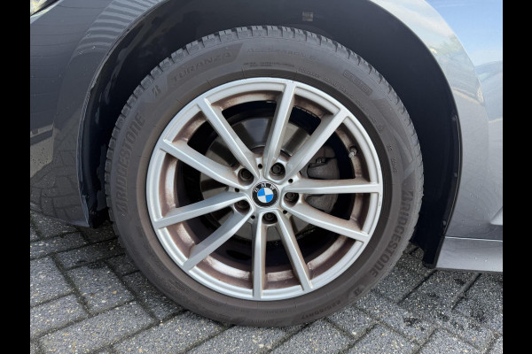 BMW 3-serie 320i xDrive High Executive Edition | Navigatie | Head-Up Display | DAB | Privacy Glass | Lederen Bekleding |