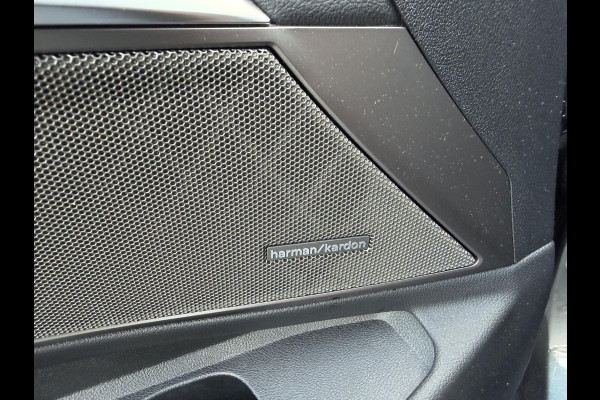 BMW 3-serie 320i xDrive High Executive Edition | Navigatie | Head-Up Display | DAB | Privacy Glass | Lederen Bekleding |