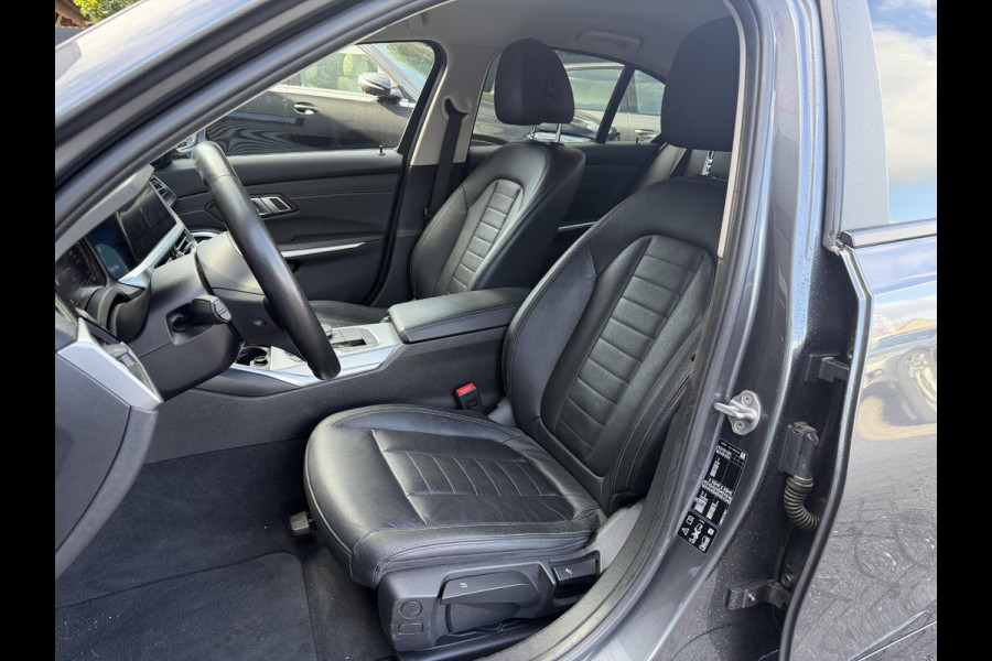 BMW 3-serie 320i xDrive High Executive Edition | Navigatie | Head-Up Display | DAB | Privacy Glass | Lederen Bekleding |