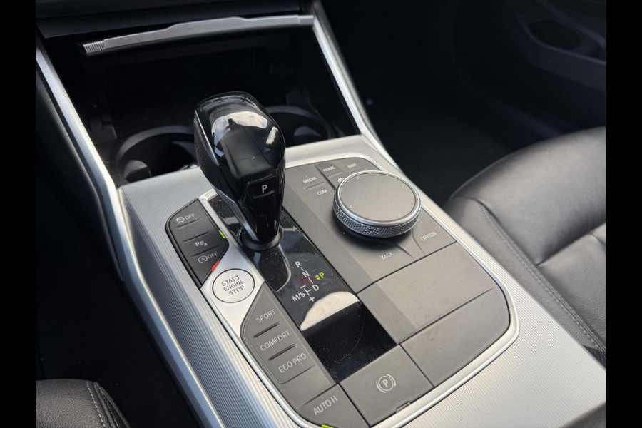 BMW 3-serie 320i xDrive High Executive Edition | Navigatie | Head-Up Display | DAB | Privacy Glass | Lederen Bekleding |