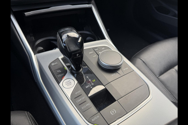 BMW 3-serie 320i xDrive High Executive Edition | Navigatie | Head-Up Display | DAB | Privacy Glass | Lederen Bekleding |